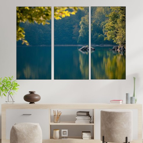 Езеро със спокойни води в гората - картина пано за стена - 1