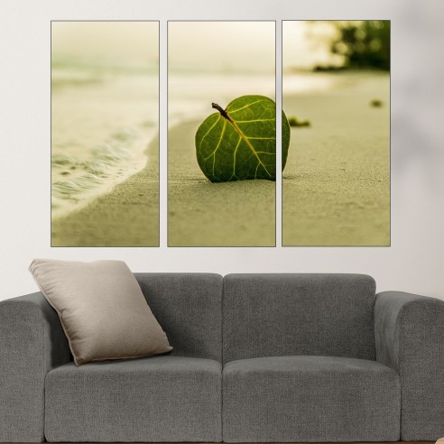 Зелено листо в пясъка - картина пано за стена - 2