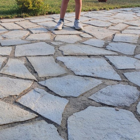 Настилка от едри плочи от Сиво-син гнайс 1-3 см ➤ топ цена ➤ dshome.bg