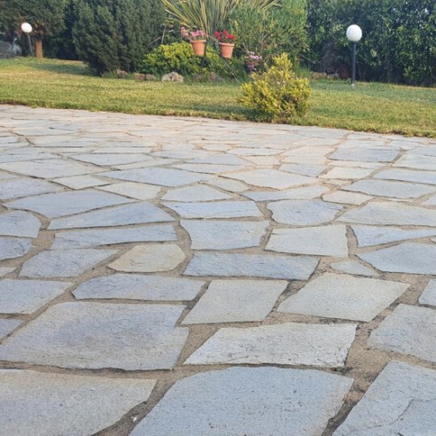 Настилка от едри плочи от Сиво-син гнайс 1-3 см ➤ топ цена ➤ dshome.bg