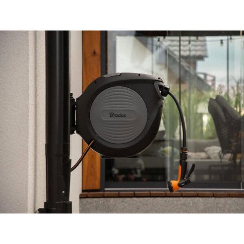 Автоматична макара с маркуч 20 м Black Line BRADAS ➤ топ цена ➤ dshome.bg