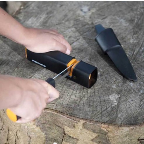 Универсален нож 21.8см с пластмасова ножница за колан FISKARS