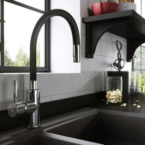 Стоящ смесител за кухня с гъвкав PVC черен чучур Zumba FERRO