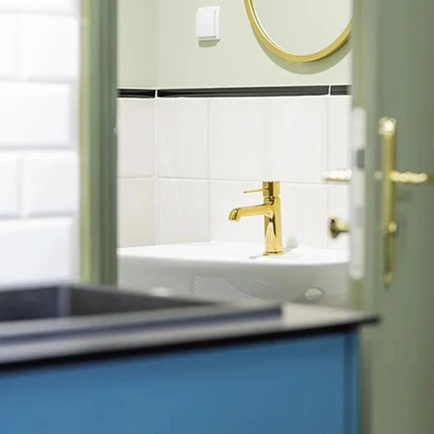 Нисък смесител за баня Pola злато LAVEO - Image 3