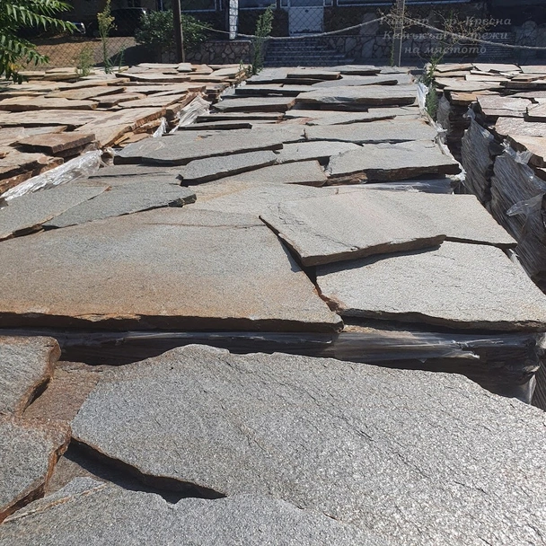 Настилка от едри плочи от Сребрист гнайс Металик