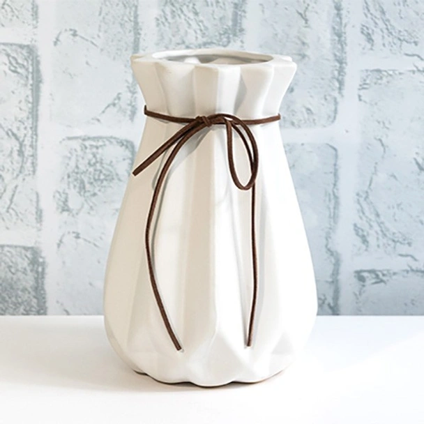Керамична ваза с връзки 18 см бяла