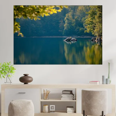 Езеро със спокойни води в гората - картина пано за стена