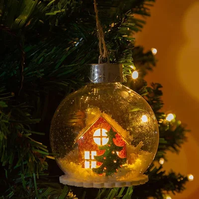Коледна топка с къщичка и елха 9x8.5x8.5 см